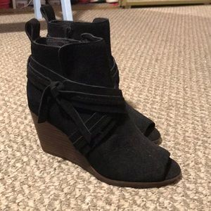 Brand new Lucky Brand peep toe wedges